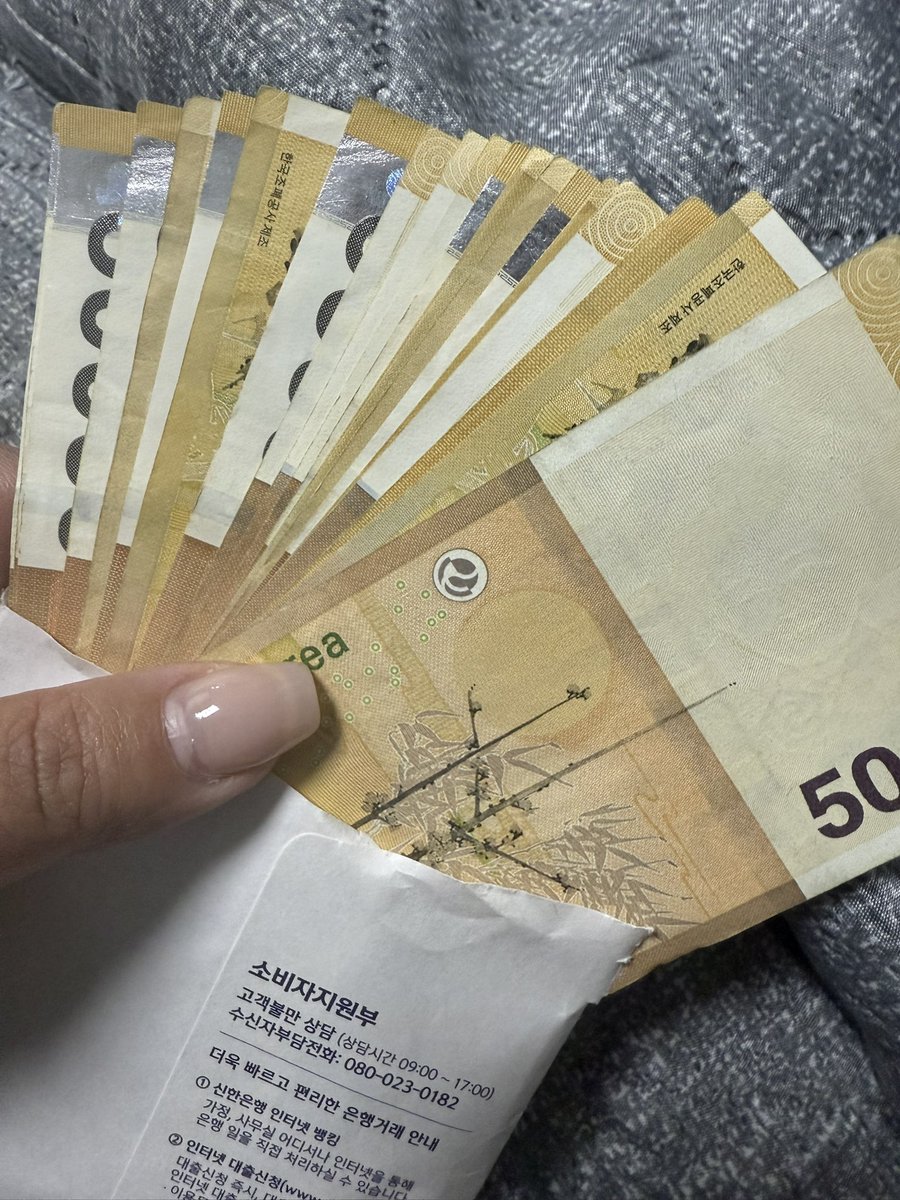 돈들어오는짤 
구린 개비 때문에 
사실 괜찮은척해도 울적하고그래서 
연휴시작하는 금요일어 너무 울적한거임 
그래서 쳐울엇는데 
누가 내가 니애비다 하면서 
백만원 현금으로쥼 

네아빠