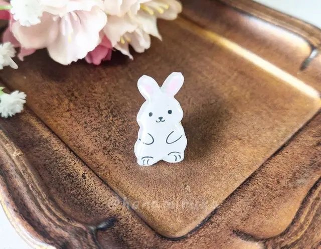 ウサギのピンバッチ