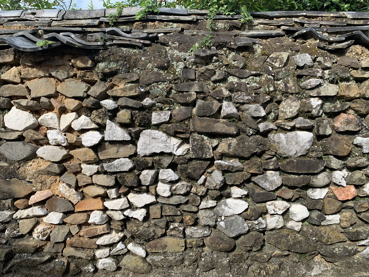 HiroTakeuchi's tweet photo. Classic Japanese style stone wall.
#stonewall
#stonefence
#石垣 https://t.co/PXkRNtdAPZ
