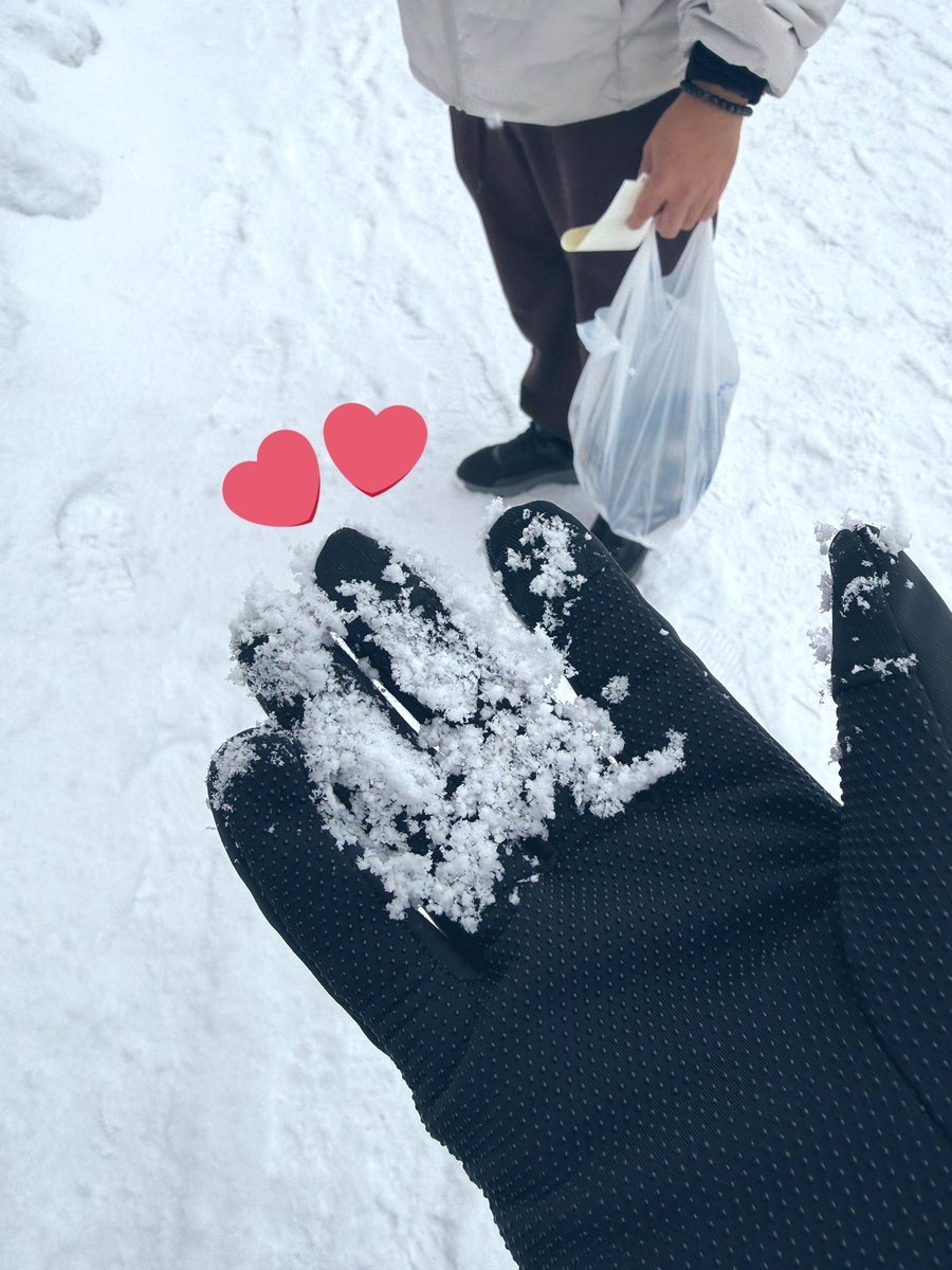 It’s snowing again after the ones that fell 3 days ago melted off the streets yesterday. It’s a lil inconvenient, but it’s just so poofy, I love it. 🥰