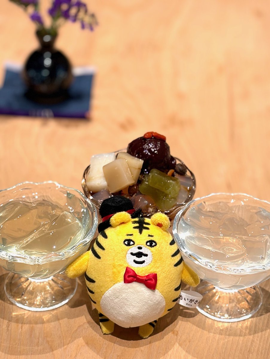 「やぁみんな。今日は『寒天の日』だって。
寒天は食物繊維が豊富に入ってるから痩せやすいとか…
でもやっぱり甘味と一緒に食べるのが美味しいよね～
みんなはどう食べるのが好き？🐯」