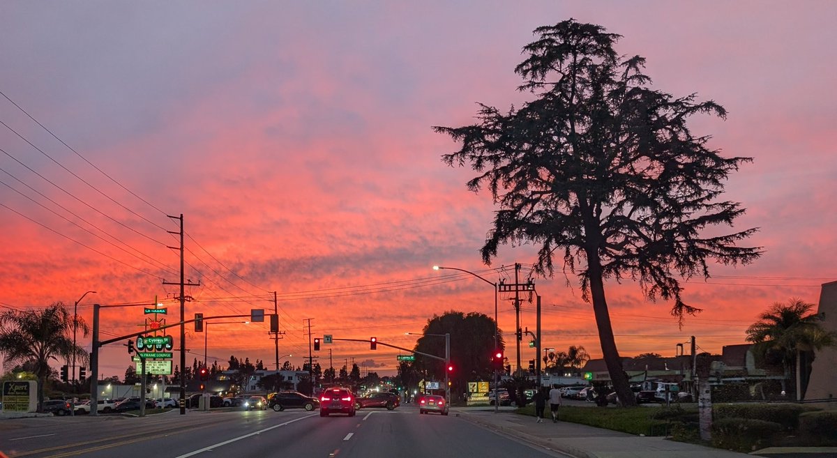 retro_active_'s tweet photo. Pretty cool sunset tonight. Calm before the storm. https://t.co/QU4d4CG3DU