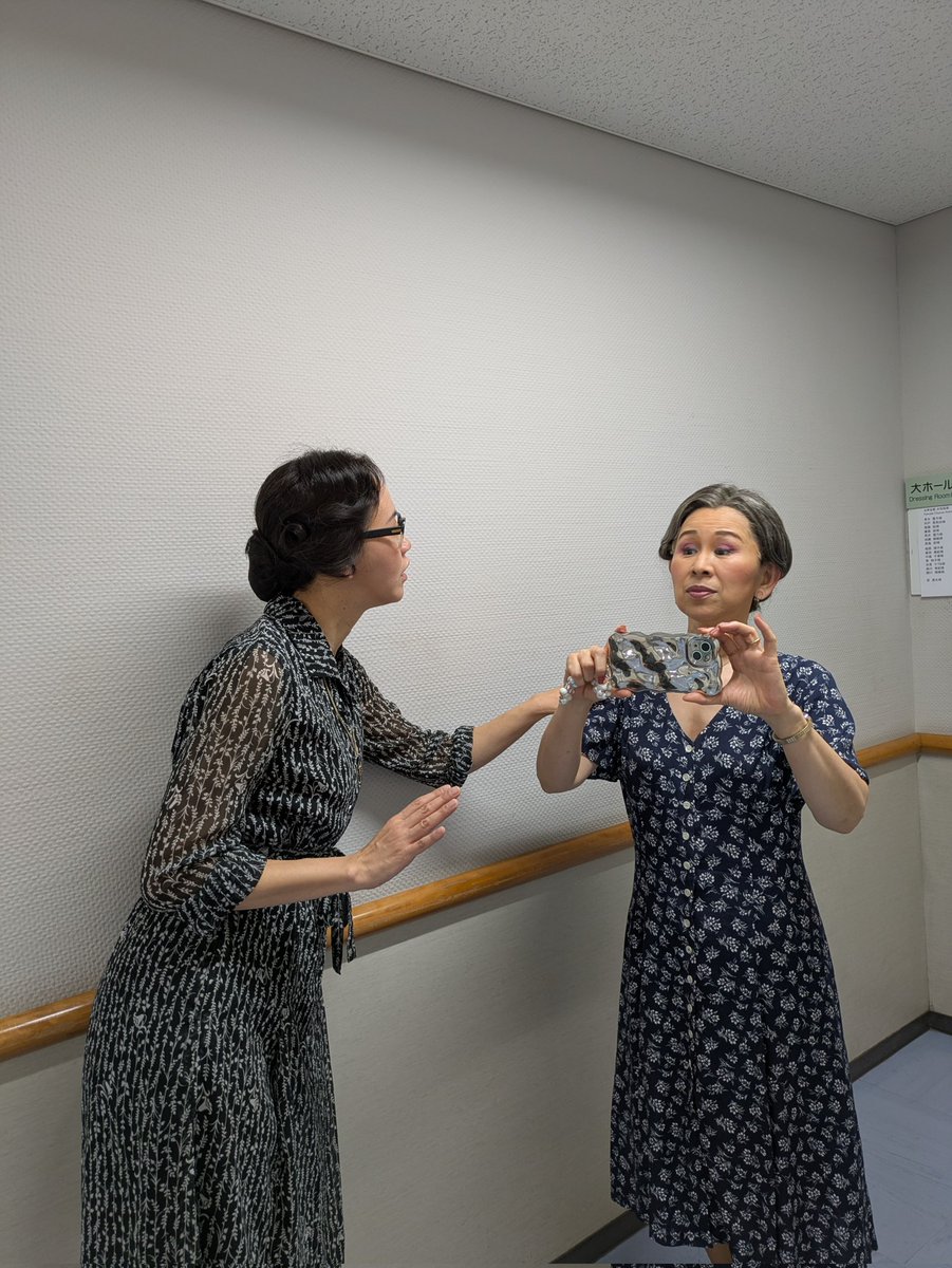 mareli_no's tweet photo. 聖女マリア（銅像）→酔っ払いベビーシッター→マエストラ→コロンビーナの中で何よりも緊張したマ��ストラ。音楽のプロと目が肥えているお客様の前で音楽素人の私が指揮をする怖さとの戦いの日々でしたが、多くのプロの方に「合唱指揮とかやられていた方？」と質問いただき役者冥利に尽きました。 https://t.co/hWwSJnT4UB