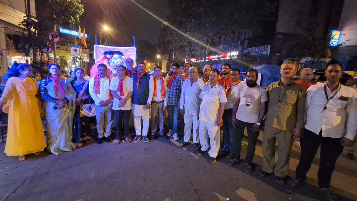 हर-हर महादेव....
 
#महाशिवरात्रि के पावन अवसर पर महासचिव #राजरतन सिंह जी के द्वारा आयोजित कार्यक्रम बहुत सुंदर उत्तम व्यवस्था के साथ किया गया पूरा वातावरण उपस्थित जनसमूह शिव की भक्ती में भक्ती मय प्रतीत हो रहा था 
कार्यक्रम में पार्टी अध्यक्ष श्रीमान #कृष्ण कुमार पाण्डेय जी ने