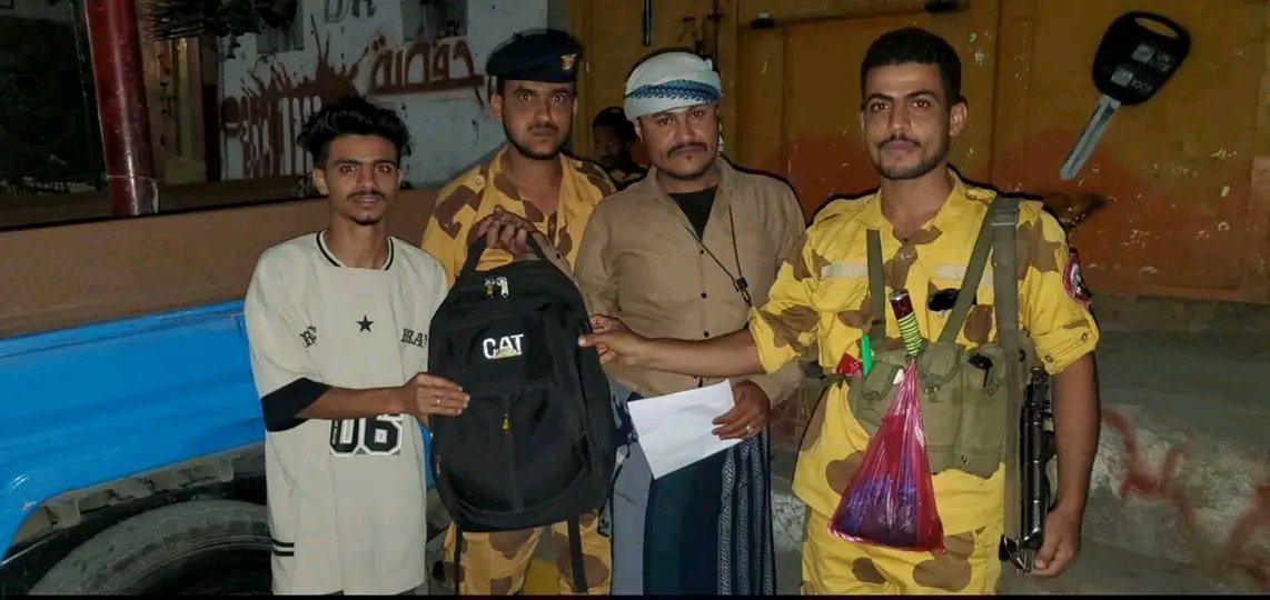 😂💢 🛑 #عاجل_وهـــــــــام 🛑 💢
#تعز
قبل ساعة فقد أحد الطلاب شنطة تحتوي على لابتوب ثمين وخازن وفلاشات مع الذواكر ، وذلك في أحد باصات الأجرة أثناء ركوبه من مستشفى الثورة متجهًا إلى المركزي. نزل الطالب من الباص ونسي الشنطة فوق الباص ودخل أحد المطاعم، وبعد ربع ساعة تذكّر أن الشنطة