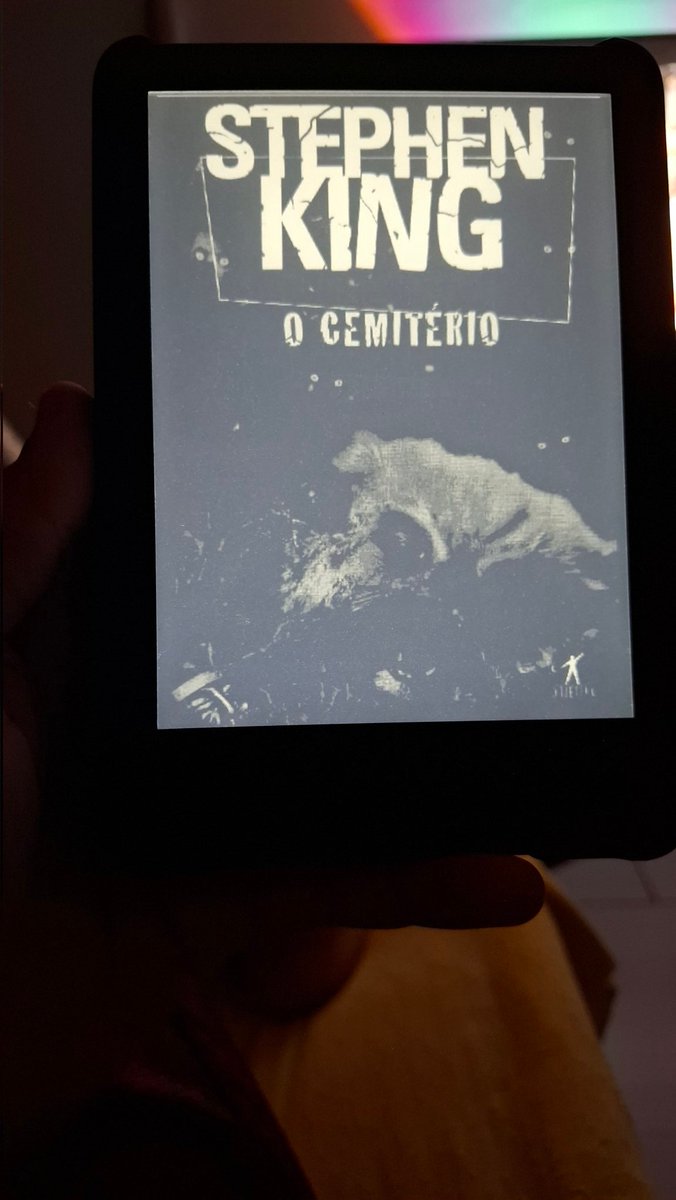 JackNilson's tweet photo. Terminei de ler Cemitério Maldito/ Pet Sematary e descobri que amo o Stephen King. 

No começo pensei "600 páginas? Tá difícil ler Frankenstein com 200" mas chegou uma hora que seria IMPOSSÍVEL abandonar esse livro. Baita história, terminei chateado.

Agora quero ver o filme. https://t.co/7eBITe5dSb