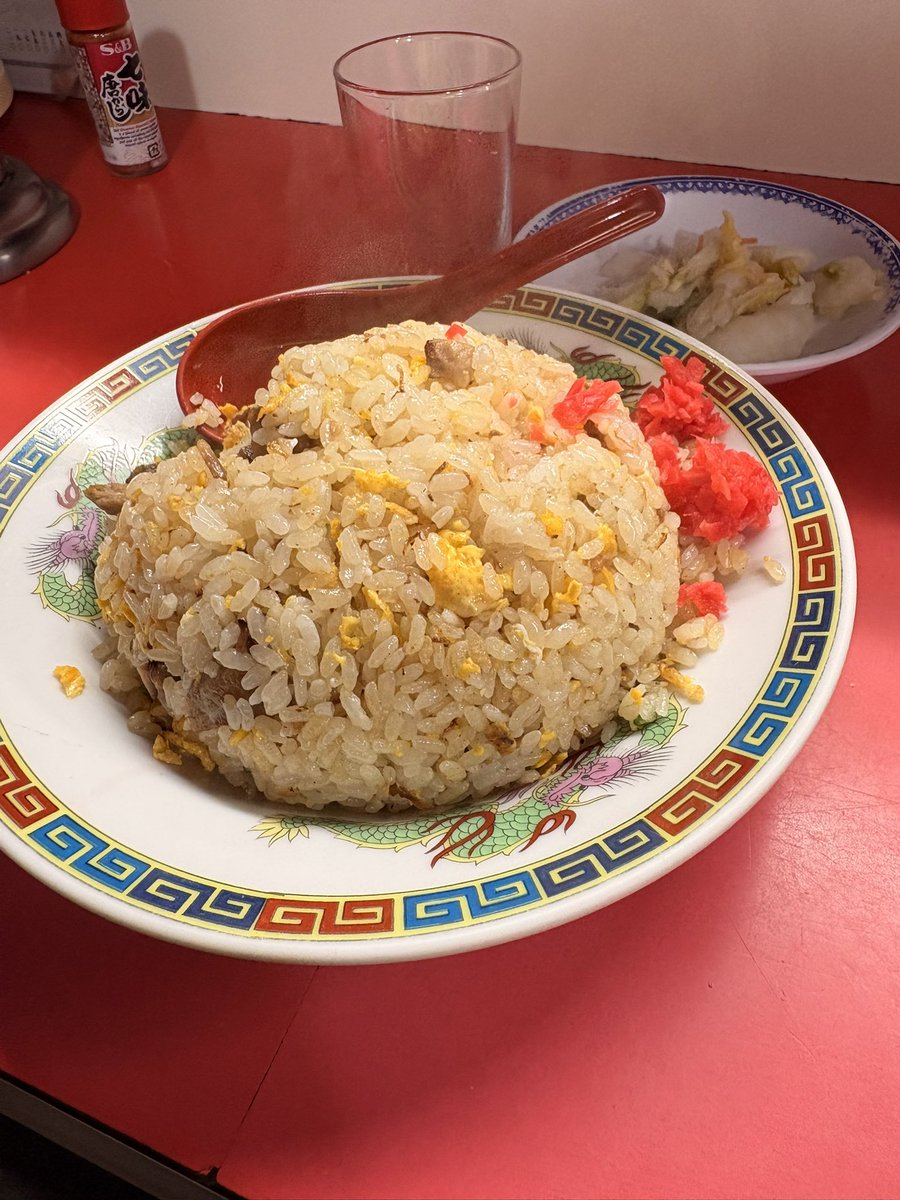 近所の昔からあるザ町中華屋の唐揚げ定食✨ご飯を焼飯に変更しても同じ値段😲
更に焼飯大盛りにしても850円‼️
このご時世に価格設定が完全にバグってる🤣焼飯バリ美味しい♥️