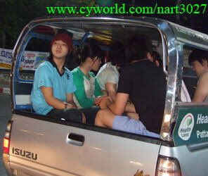 ศิลปินตึกชมพูนั่งรถทัวร์ ตัดภาพไปสมัยเอสเจ แอดวานซ์กว่านั้น เพราะพี่เคยนั่งสองแถวจ้า