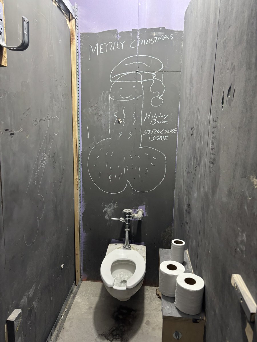 paljlive's tweet photo. Average union jobsite… https://t.co/YcIGEMcS1s