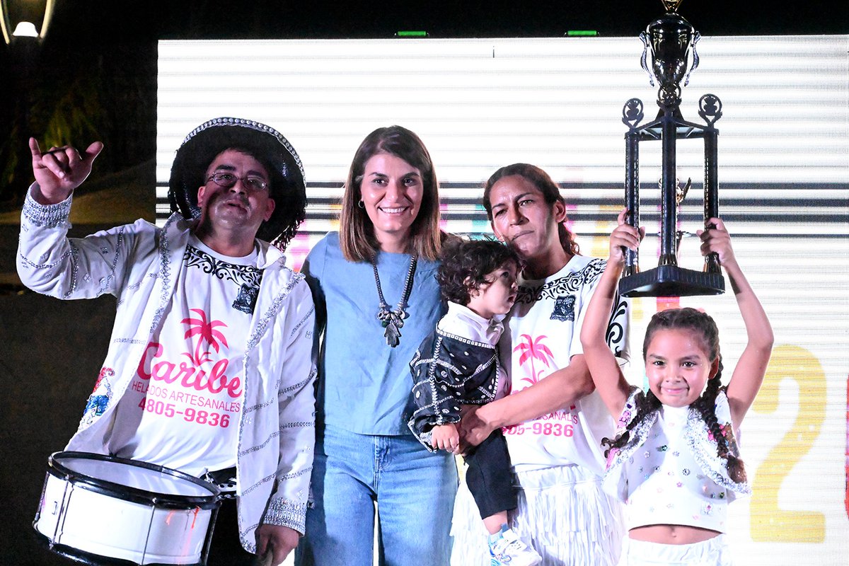 GiselaLZamora's tweet photo. Así vivimos la segunda fecha del #CarnavalDeTigre 🎉✨
Con muchísima alegría, música y color, compartimos otra noche inolvidable junto a vecinos y vecinas.

¡Los esperamos mañana en Rincón de Milberg para seguir disfrutando juntos! https://t.co/mohyXXyDG7