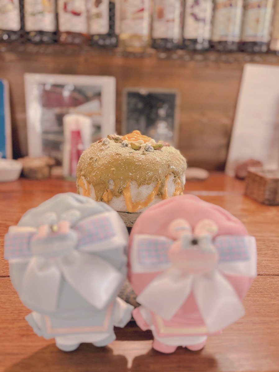 あづさん(<a href="/PISTA_Closet/">あづ 3/20西２ ミ71</a> )の念願のアイス屋さん🍨をゲット出来たので…せっかくなのでアイス屋さん(広義)に！

ピスタチオと5種のチーズのカキ氷だよ！
更に追いピスタチオありだよ💚

ちょっとぬいちゃん達には大きかったかな…😂

通販ありがとうございます！
実物可愛過ぎる…🥹

 #タイ沼ぬい部