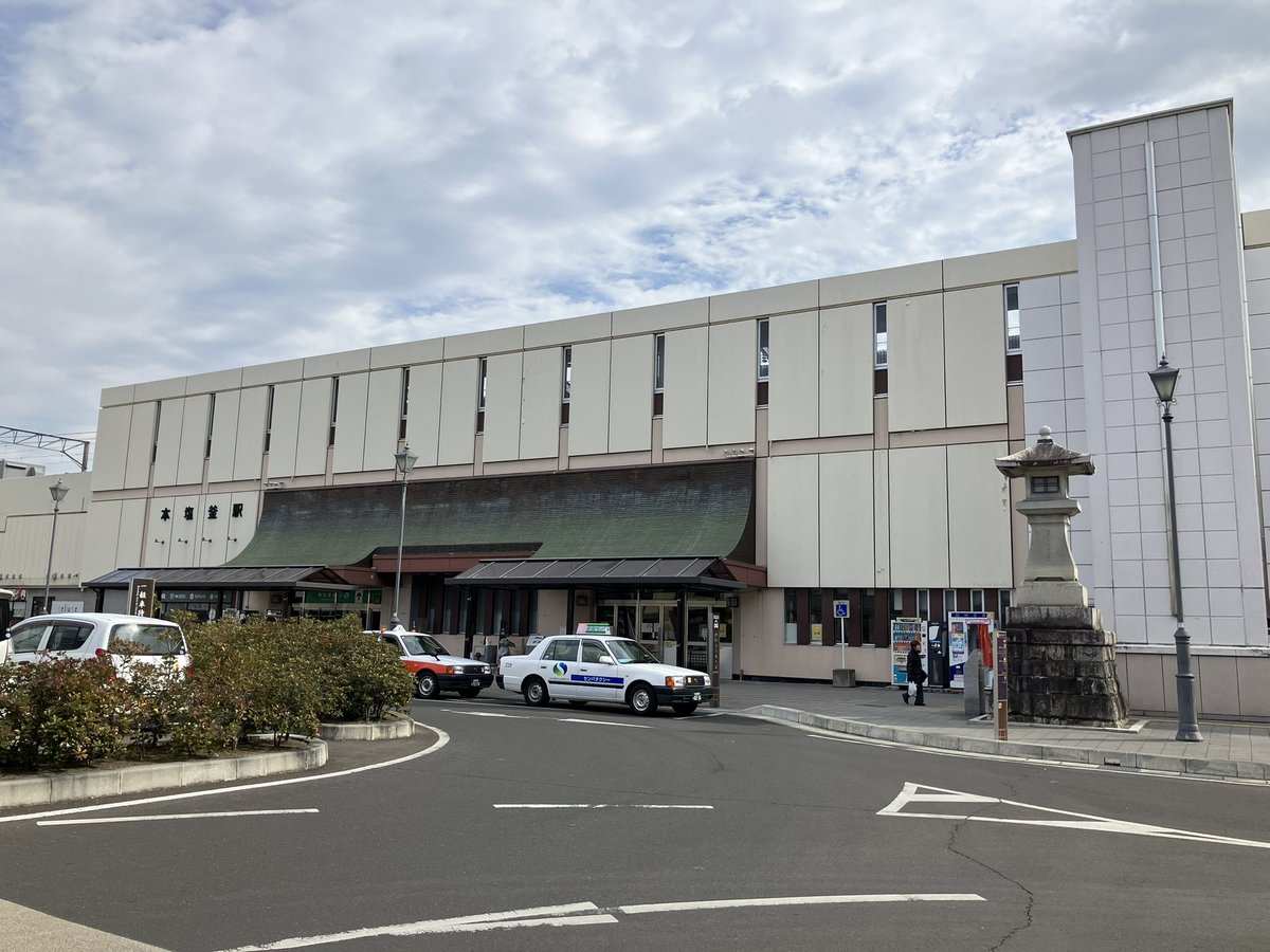 yr_torque2024's tweet photo. 本塩釜にて。当駅は久々の訪問でした。
やはり塩釜の中心?だけあって立派ですね。
対向にやって来た松島海岸行きは、とある方がよく乗るらしいM13編成でしたね。
#サバイバル仙台満喫と静なる訪問
#エキタグ #仙石線 #E131 #e131 https://t.co/3jv8cyxARq