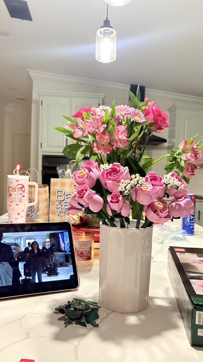 lolagrate's tweet photo. Set de rosas 😭💘🌹 https://t.co/8BIw8GCpsr