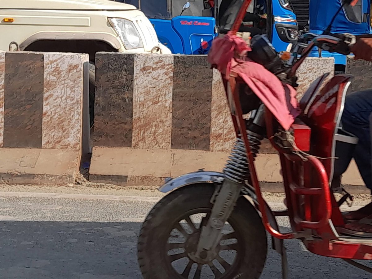 Condition of concrete dividers near Rangirkhari!

Wonderful paintings from ‘Gutka dons’ of Silchar.

Photos via Alok Biswas