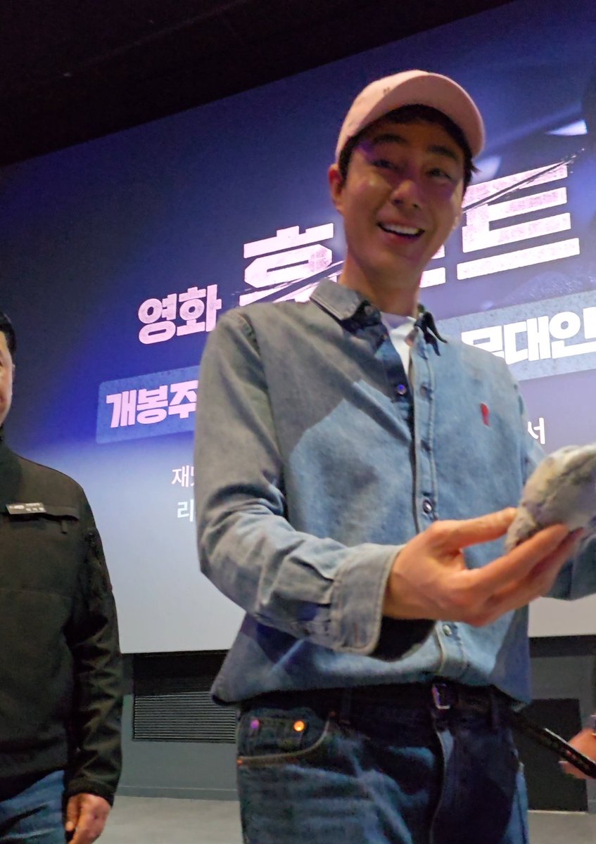 조인성한테 잉냥이를 전달한 후 군자들의 계획
: 얼굴 옆에 대고 셀카를 부탁하자

현실 : (상상도 못한 말이 그의 입에서 나옴)