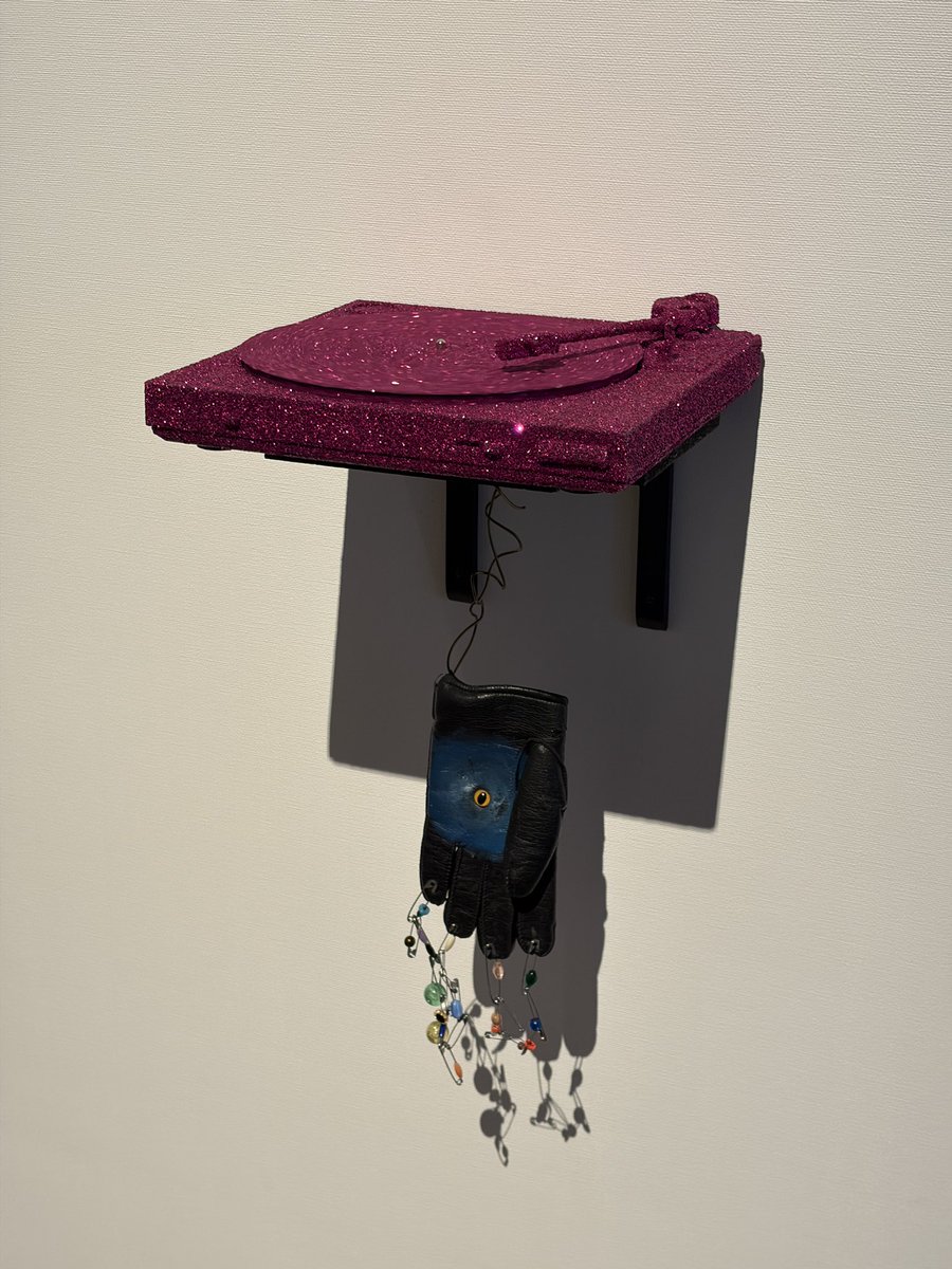 YBA&amp;BEYOND テート美術館@国立新美術館　今テーマの最末期にブライトンに留学していた。UKのLGBTQ中心地から週末に遊びに行くロンドンは、重く静かに動く大都会であった。外から見た美術、解釈によっては罪になる。しかしLGBTQ先進地の砂浜でサッカーをしていると、ブラジルからクレイジーと言われた。