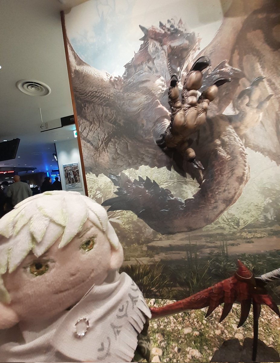 amainoooh's tweet photo. \ギャー!リオレウス!!/
撮影スポットにて!
#CAPCOMSTORE
#カプコンストア
#ぬい撮り
マーシュ「マスター、私達だけ写真写りおかしくないですか??」
テオ「中の人がカメラ設定を広角から戻し忘れたせいでなんか歪んでるっぽいな」
渋谷PARCOのこのフロア、撮りたいものがいっぱいあるもんで… https://t.co/BKtLVJdUuj