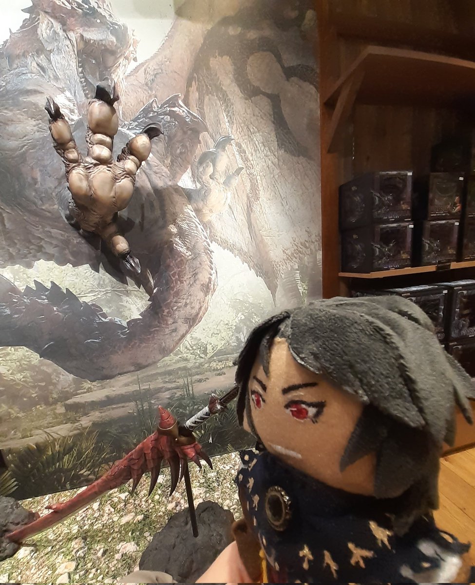 amainoooh's tweet photo. \ギャー!リオレウス!!/
撮影スポットにて!
#CAPCOMSTORE
#カプコンストア
#ぬい撮り
マーシュ「マスター、私達だけ写真写りおかしくないですか??」
テオ「中の人がカメラ設定を広角から戻し忘れたせいでなんか歪んでるっぽいな」
渋谷PARCOのこのフロア、撮りたいものがいっぱいあるもんで… https://t.co/BKtLVJdUuj