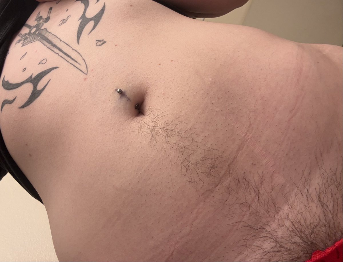 Got my navel pierced :3