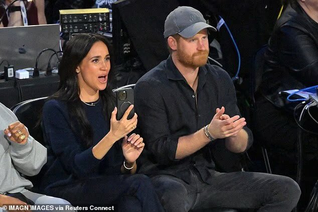 unreMARKLEble's tweet photo. Yet another fun event that the kids get left behind for. #HarryandMeghan and their paranoia deny their kids normal experiences and it’s sad. You don’t see them at restaurants, parks-if they do go to a pumpkin patch or farm or aquarium it’s not to interact with other kids because their parents clear the place out. They’re going to be so damaged by not being allowed to have normal  social interactions, by not being allowed to have relationships with extended family-I think most of us grew up with cousins we played with and looked forward to seeing at holidays and family functions. Not these 2. 
I bet they would have LOVED going to an NBA game. That means #MeghanMarkle might actually have to interact with Archie. It’s bizarre seeing these 2 galavanting all over Los Angeles playing the “prove it game” that they’re soooo in love and their marriage is JUST FINE while there are 2 kids left behind in a lonely, weird Olive Garden mansion who are so privileged yet have no privileges. #HarryandMeghanAreBadParents 
#MeghanIsTheProblem #MeghanMarkleIsAConArtist