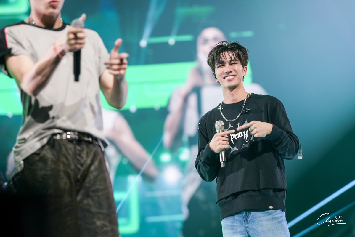 ความวายอยู่ที่ไหน ความพยายามอยู่ที่นั่น
เมื่อเพิ้ดเห็นภวเดินมา เลยถอยตัวเองลงจากข้างปอนด์ แล้วไปอยู่ข้างๆ แล้วก็ฟินอยู่มุมเล็กๆคนเดียว 🤣🤣🤣🤣

#RISERCONCERTD3
#perthppe 
#phuwintang #ppnaravit