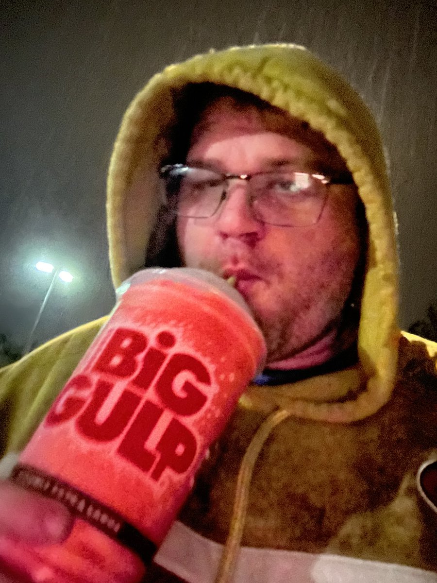 DigitalDima's tweet photo. Rain or shine it’s slurpee time https://t.co/gZ0I1oqajP