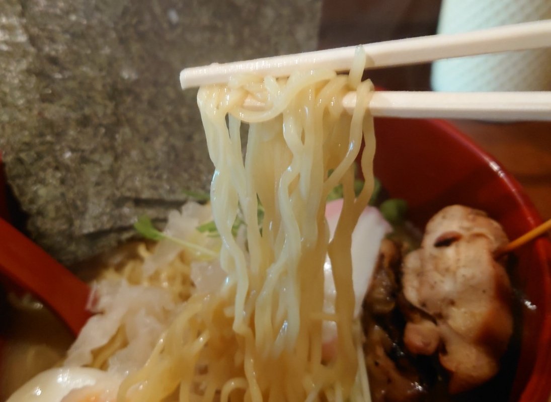 NoBoot1969's tweet photo. 道場南の #せん吉 さんでランチ提供されている特製鶏白湯らーめん(醤油)

鶏料理専門店��水炊鍋風のスープはアッサリしつつもしっかりとしたコクもありプツプツ麺との相性最高

バゲット含む豊富なトッピングとの組合せも良しときたら、あっと言う間の完食＆完飲

大変美味しく頂きました😋 https://t.co/dtV6eUDgWR