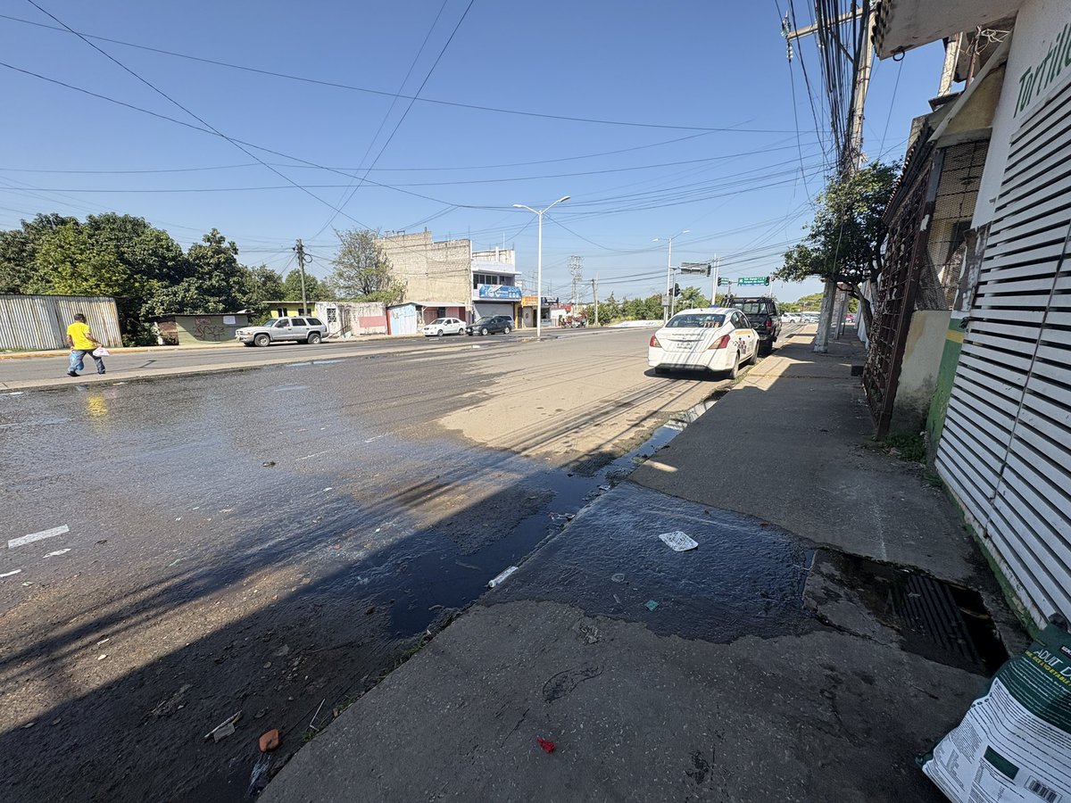 boys91's tweet photo. Se hace un llamado @CentroInforma @SASCentroOfic @YolandaOsunaH @Telereportaje1 @XEVATabasco @TabascoHOY @heraldodetab @AhoraTabasco registros tapados Av Ruiz Cortines y Prol. 27 de Feb Col. Atasta aguas negras llegan hasta la curva de plaza de toros y daña asfalto @Gobdetabasco https://t.co/f1i8Sq3ywm