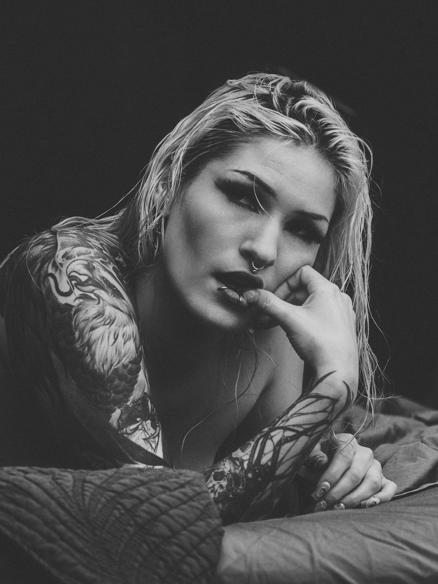 #bwphoto #bwphotography #blackandwhitephotography #fineart #woman #portrait #bwportrait #blonde #tattoo #tattoogirl #tattooed #kiwigirl