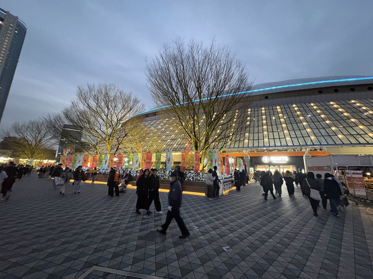 vaws_siibe's tweet photo. 東京ドームのライブって場内だけじゃなく場外近辺全体に熱がこもってるから好きなんだよな

#vaundy
#東京ドーム https://t.co/iVdJkVwX1g