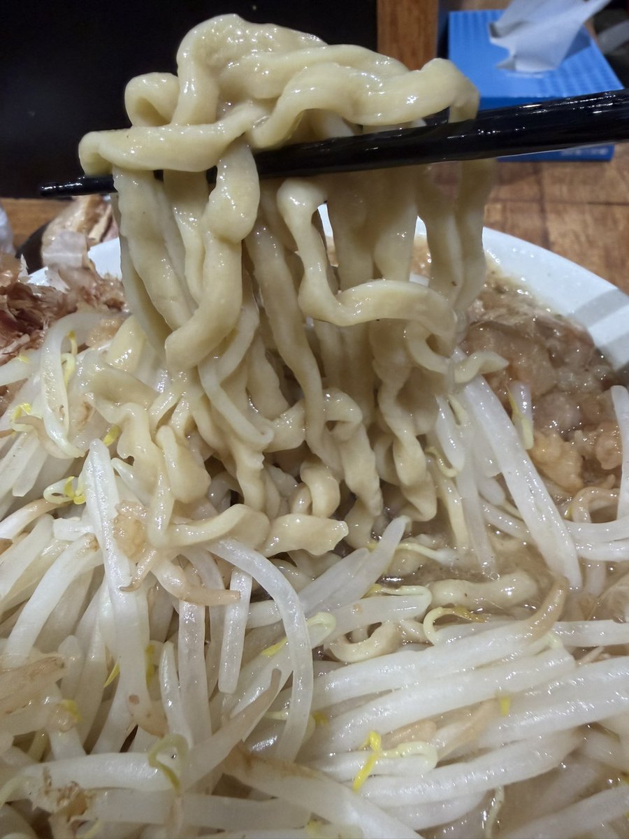 ponkotsuKT's tweet photo. 麺に始まり麺に終わる
🎵ぶりんぶりん🎵塩ホルモン 300g
なんとホルモンだけで無かった…アブラも🎵ぶりんぶりん🎵
ほぐし豚も間に合い、ジュワッと味わいよく沢山🔥
しまった汁なし攻めるの忘れてた、ぐぅ…
コレは…オレの人生のリベンジだ…てか。向かいの看板見てリベンジしたい気持ち高ぶるごち🙏 https://t.co/Np4AbG2vc7