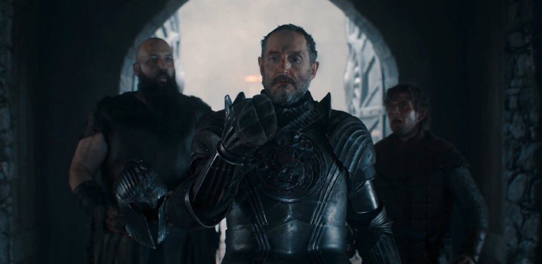 رأى دانك سائلاً أحمر ينسكبُ من الخوذة، وشخص ما يصرخ مذعوراً وأمامَ السَّماء الرماديَّة القاتِمة، تمايَل أمير طويل يرتدي درعه السوداء مع نصف جمجمةٍ فقط كان يرى دماءً حمراء، وعِظامٌ شاحِبَة فوقها وشيءٌ آخر .. شيءٌ رماديّ مائل للأزرق اللحمي، ظهرت على مُحيَّاه علامات الاستغراب رفعَ