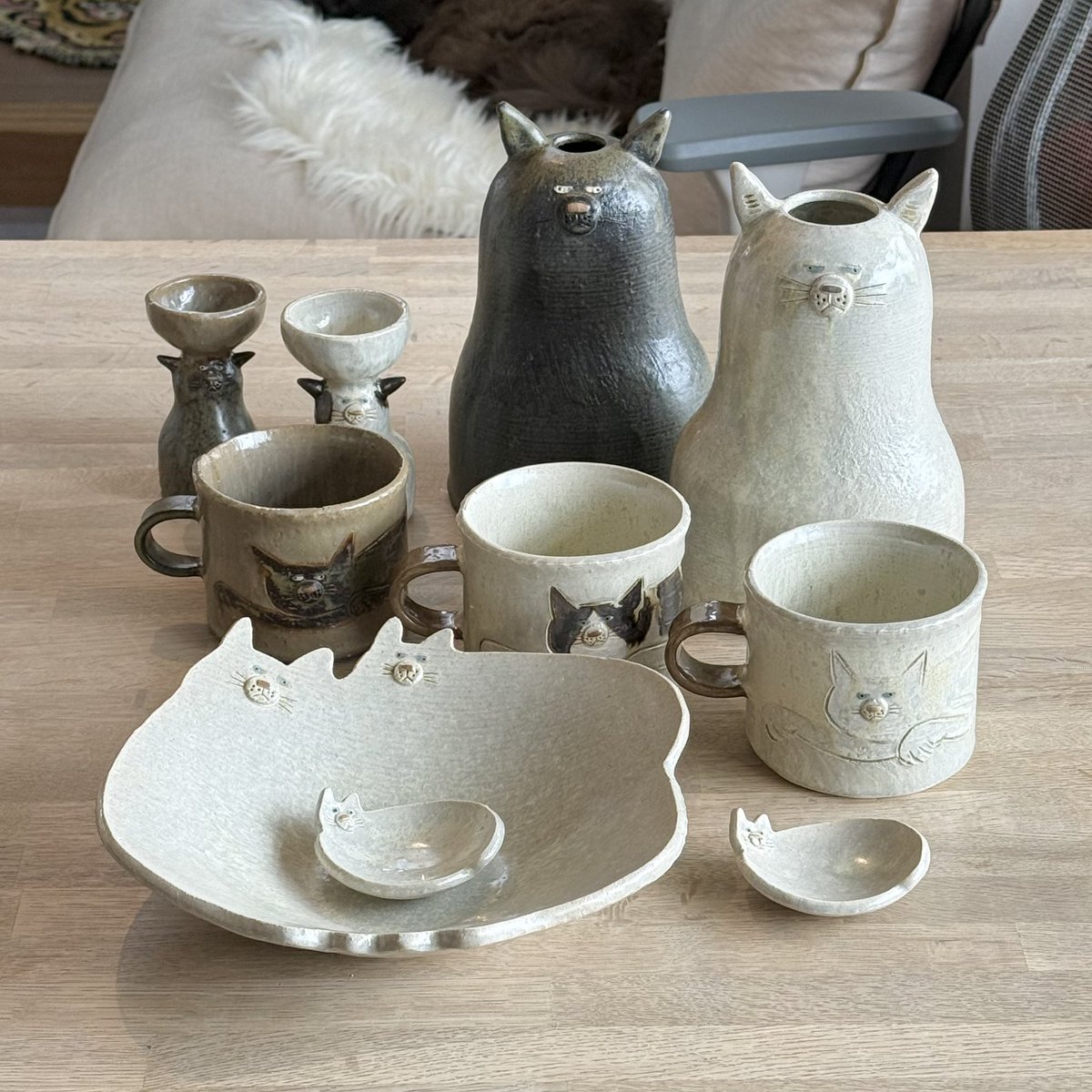 DO CATS! Vol.4へもっていくアイテムを少しだけご紹介いたします。

一枚目　スープ皿と豆皿
二枚目　マグカップ
三枚目　フラワーベースとちゅーる皿

今回スープ皿をリニューアルしました。
フォルムを少し長毛猫に近づけて脚もつけました。笑