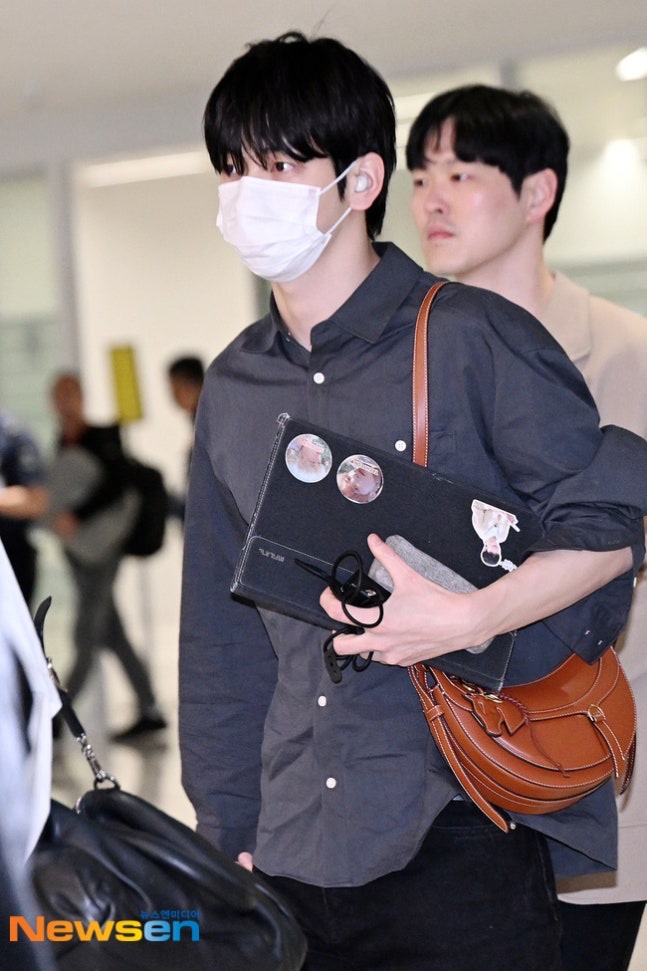 trustiezloops's tweet image. soobin at the airport today holding his iconic tablet with taebin stickers 😭