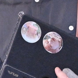 trustiezloops's tweet image. soobin at the airport today holding his iconic tablet with taebin stickers 😭