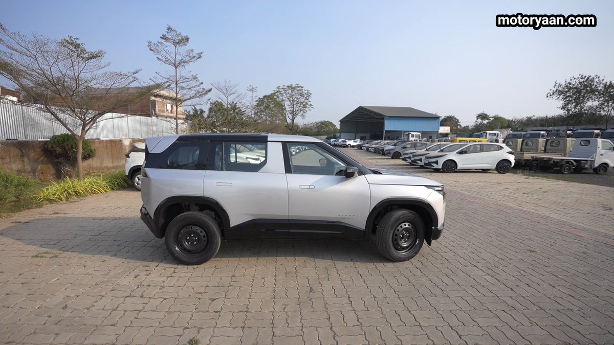 motor_yaan's tweet photo. The 2026 Tata Sierra Smart Plus base variant keeps it simple. Strong road presence, high driving position, and a roomy second row. No big screens, but the essentials are sorted.

#TataSierra #TataSUV #CompactSUV #CarIndia #AutoIndia #BudgetSUV #motoryaan https://t.co/RPD7QoFZ9p