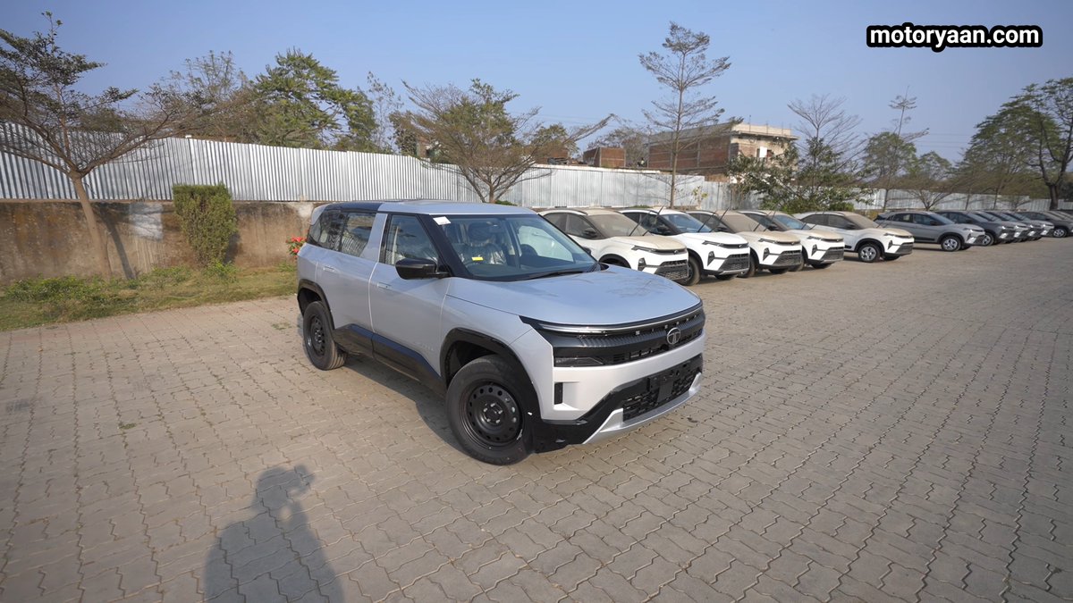 motor_yaan's tweet photo. The 2026 Tata Sierra Smart Plus base variant keeps it simple. Strong road presence, high driving position, and a roomy second row. No big screens, but the essentials are sorted.

#TataSierra #TataSUV #CompactSUV #CarIndia #AutoIndia #BudgetSUV #motoryaan https://t.co/RPD7QoFZ9p