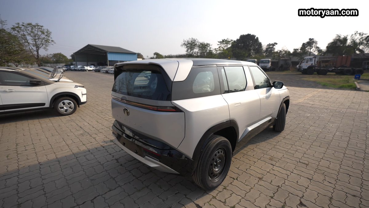 motor_yaan's tweet photo. The 2026 Tata Sierra Smart Plus base variant keeps it simple. Strong road presence, high driving position, and a roomy second row. No big screens, but the essentials are sorted.

#TataSierra #TataSUV #CompactSUV #CarIndia #AutoIndia #BudgetSUV #motoryaan https://t.co/RPD7QoFZ9p