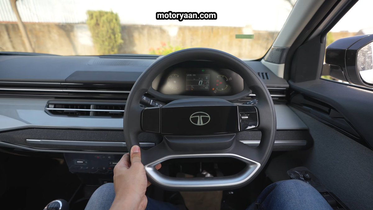motor_yaan's tweet photo. The 2026 Tata Sierra Smart Plus base variant keeps it simple. Strong road presence, high driving position, and a roomy second row. No big screens, but the essentials are sorted.

#TataSierra #TataSUV #CompactSUV #CarIndia #AutoIndia #BudgetSUV #motoryaan https://t.co/RPD7QoFZ9p