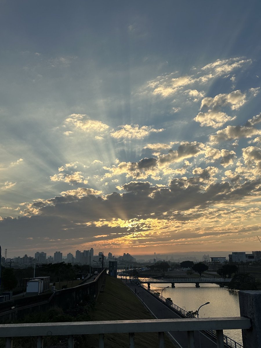 adensung's tweet photo. 朋友都在問加密貨幣能玩嗎 
我一律回去玩台股 
加密貨幣的垃圾市場我來受罪就好 https://t.co/63TJ78NxBE