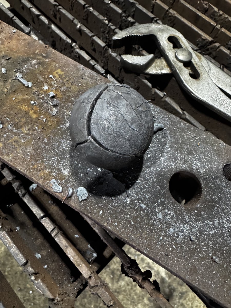 【初公開】
1000℃の鉄球実験をやり続けると、このようになります😌

#鉄球おじさん