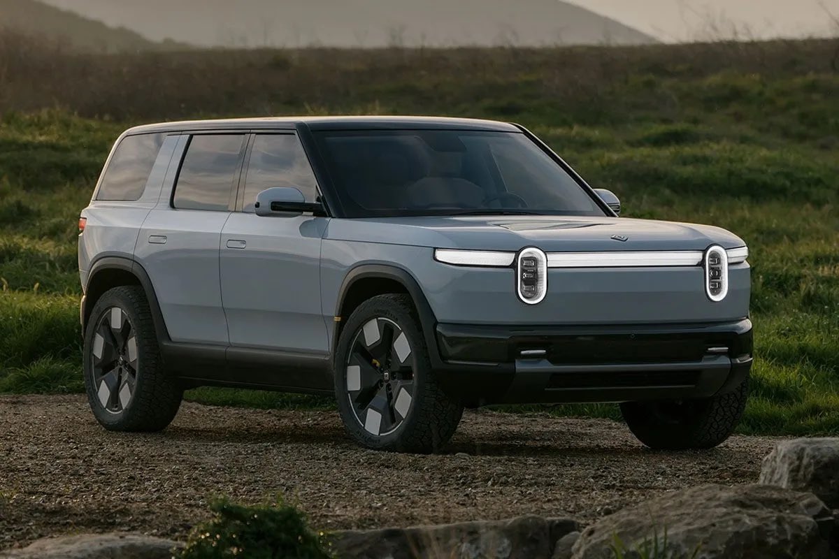 thenormlife_'s tweet image. Rivian R2 electric SUV pre-orders open—$45k starting, 2026 delivery. Tesla Model Y killer or just another EV in a crowded field? Nostalgic for gas truck days, but range anxiety fading. You switching? 🚙 #RivianR2 #EV #HotTake