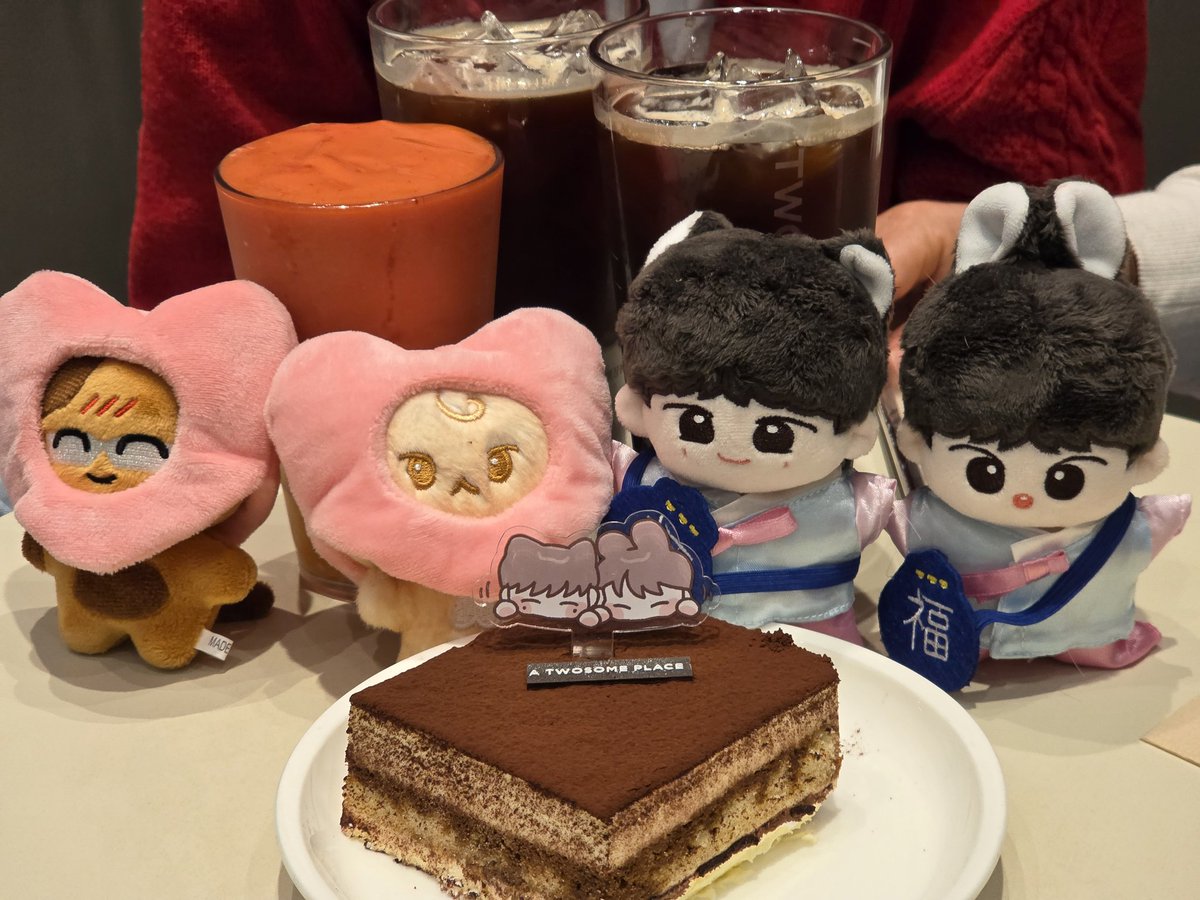 아 가려던 카페 문닫고...대기 겁나길고...자리없어서......
근처 투썸을로 피신.......흑흑
예절샷은 안찍을수없지💕