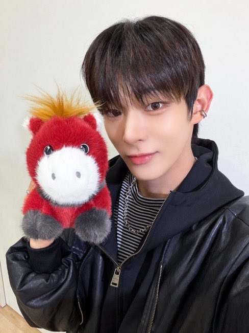 ProjectSTEJAY's tweet image. Red plushie, soft visuals, and STEJAY charm on full display.

Target audience: us. Always. 🖤♥️
🦊♾️🦝

@AHOF_official 
#STEJAY
#STEVEN #스티븐
#JL #제이엘
#AHOF
#아홉
#ProjectSteJay