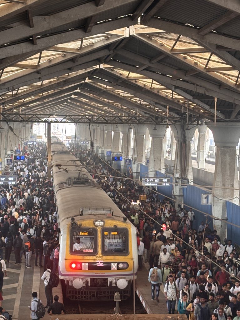KRavindrakal's tweet photo. One #harborline Panvel local &amp; thousand of commuters. बहुत बडी नाइन्साफी we demand to start Panvel-Kurla local every 5minutes @drmmumbaicr @srdomcogbbcr @RailMinIndia @Central_Railway @narendramodi @mumbairailusers @saamTVnews @TV9Marathi @News18_marathi @MumRail @narendramodi https://t.co/IaMpkxXDd5