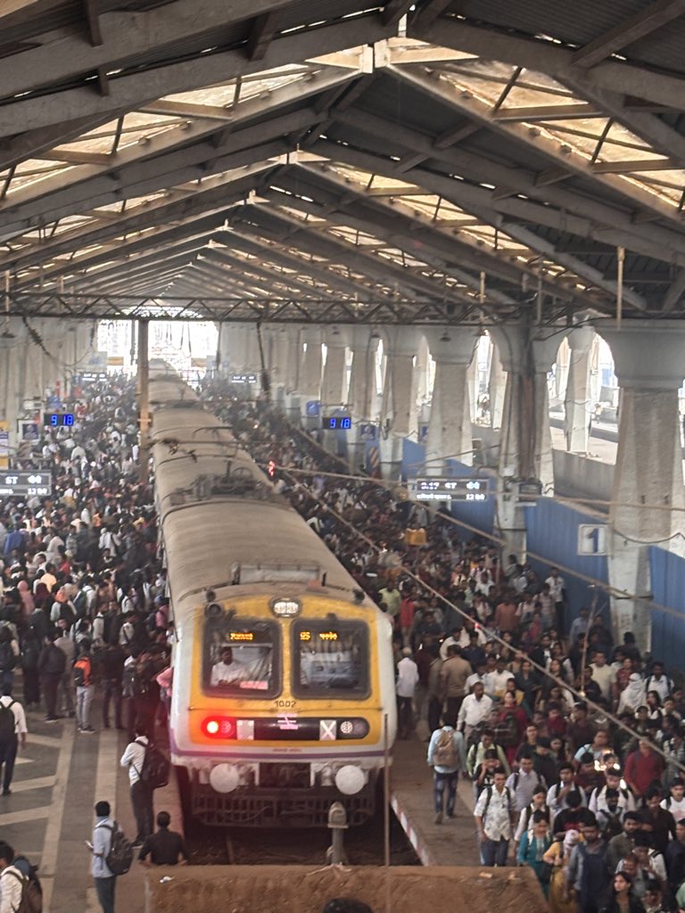 KRavindrakal's tweet photo. One #harborline Panvel local &amp; thousand of commuters. बहुत बडी नाइन्साफी we demand to start Panvel-Kurla local every 5minutes @drmmumbaicr @srdomcogbbcr @RailMinIndia @Central_Railway @narendramodi @mumbairailusers @saamTVnews @TV9Marathi @News18_marathi @MumRail @narendramodi https://t.co/IaMpkxXDd5