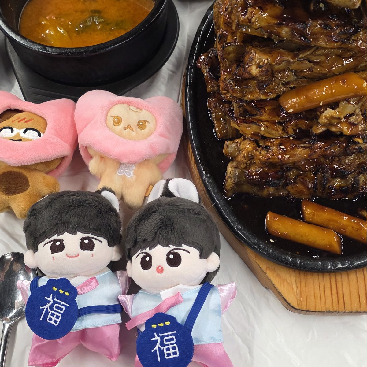 대전 옥천뼈구이농민뜨끈이
맵찔이라서 뼈구이 순한맛!!
뼈구이는 재도샷에 이용당했뜨아
단짠단짠해서 밥이나 사리 꼭 추가하기
여자셋이서 소 사이즈 배터지게 먹었뜸!!
#재혀니_맛있게머겅 
#먹어봤도영