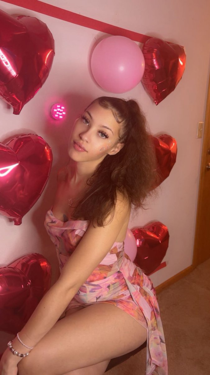 TressaG123's tweet photo. Happy late Valentine’s Day babes 🥰 https://t.co/7uKzpUYKGf