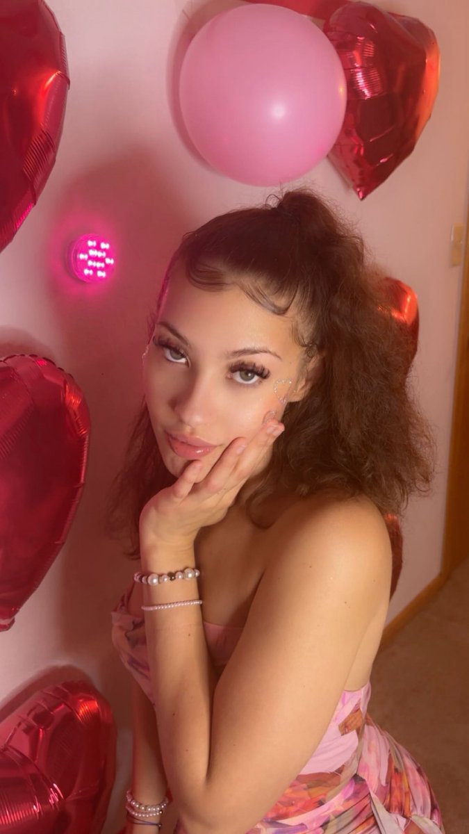 TressaG123's tweet photo. Happy late Valentine’s Day babes 🥰 https://t.co/7uKzpUYKGf