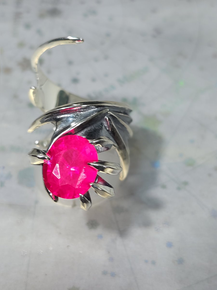 『紅焔の悪魔』ディアボロスウイングリング
紅き焔の石(合成ルビー)を握り締めた中二感溢れまくる指輪ですな